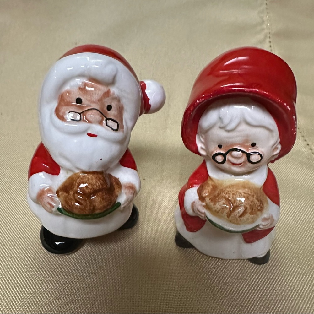 Vintage Lefton Santa and Mrs. Claus Salt and Pepper shakers